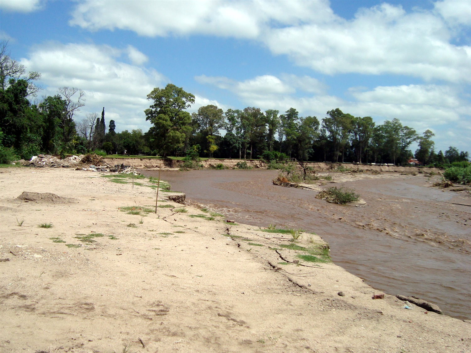 Grietas de desplome por erosión de márgenes, Agua Mansa, Jesús María. Fotografía: gentileza Ana Laura Rydzewski.
