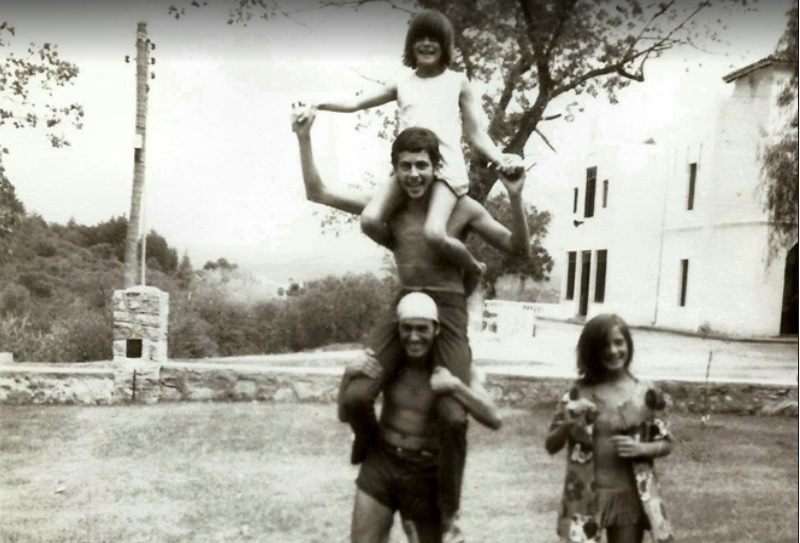 Raúl con su hermana Roxana y amigos en el complejo Vaquerías de la UNC, entre 1974 y 1975.