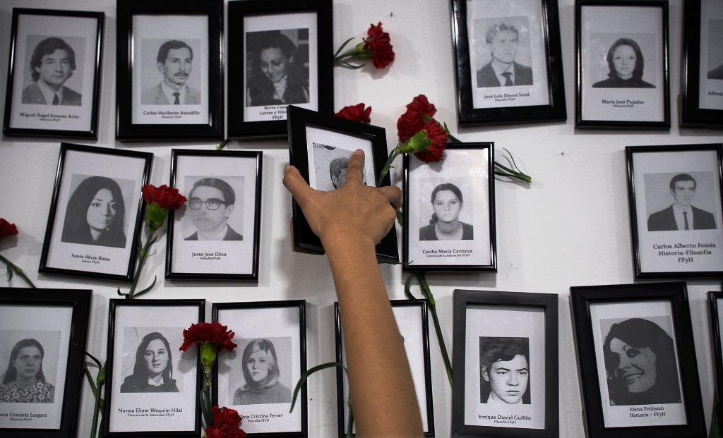 Público y autoridades durante el acto de restitución de legajos a familiares de estudiantes desaparecidos, en el Auditorio Hugo Chávez