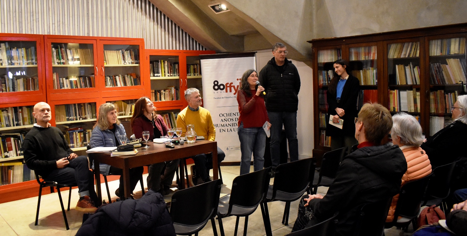 Público y disertantes durante el encuentro "Instantáneas de Filo: Personajes de la Escuela de Filosofía" en el Museo de Antropología